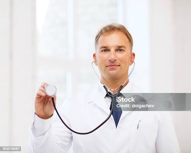 Männlichen Arzt Mit Stethoskop Stockfoto und mehr Bilder von Arzt - Arzt, Ausrüstung und Geräte, Auszubildender