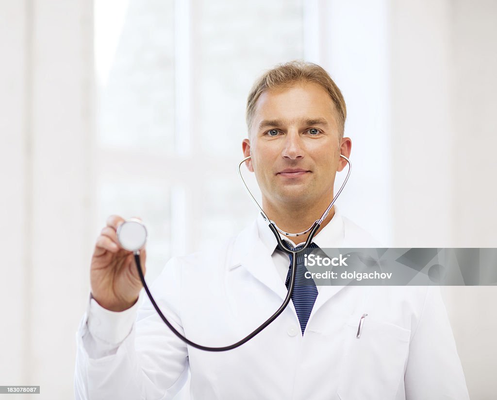 Mężczyzna lekarz z Stetoskop - Zbiór zdjęć royalty-free (Chirurg)