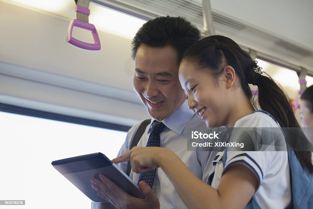 Père et fille en regardant un film dans le métro - Photo de Homme d'affaires libre de droits