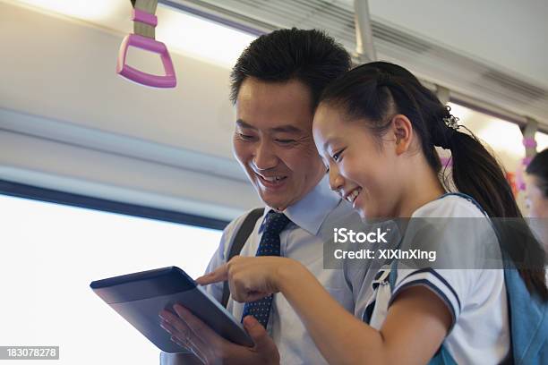 Foto de Pai E Filha Assistindo A Um Filme Do Metrô e mais fotos de stock de Homem de negócios - Homem de negócios, Metrô, 12-13 Anos