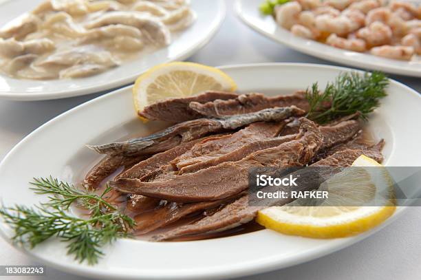 Fischgrillplatte Auf Abendessen Stockfoto und mehr Bilder von Bildschärfe - Bildschärfe, Bratkartoffel, Farbiger Hintergrund