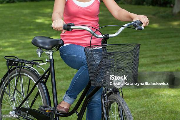 Ragazza Bicicletta - Fotografie stock e altre immagini di Abbigliamento sportivo - Abbigliamento sportivo, Adolescente, Adulto