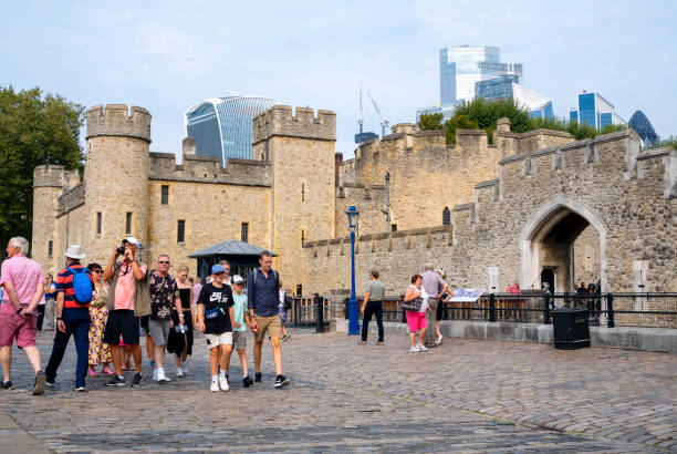 Turistas no aterro fora da Torre de Londres - foto de acervo