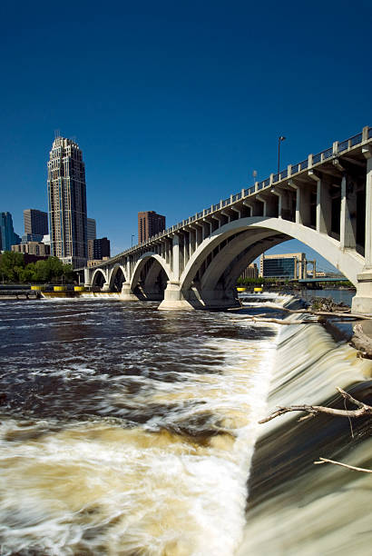 puente de la tercera avenida encima de saint anthony falls.  minneapolis, minnesota, estados unidos - puente de la tercera avenida fotografías e imágenes de stock