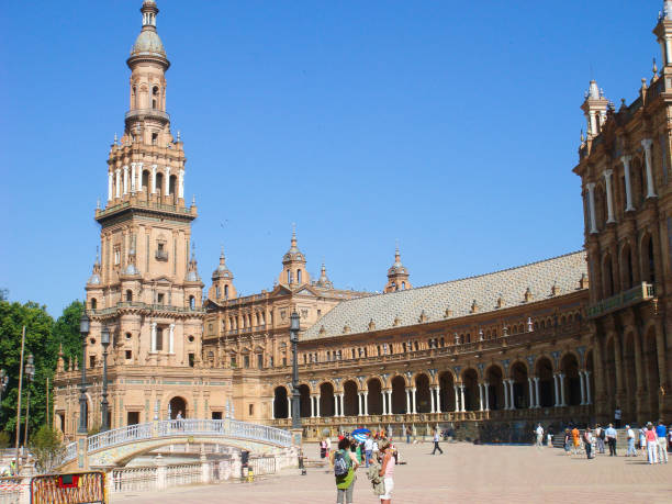 bela vista da praça da cidade em um dia de verão. sevilha. espanha. - plaza de espana sevilla town square seville - fotografias e filmes do acervo