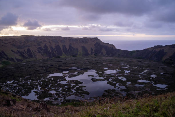 alba vulcano rano kao, isola di pasqua - rano kao foto e immagini stock