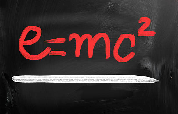 e = mc2 manuscrites avec une craie sur un tableau noir - formula blackboard complexity scientist photos et images de collection