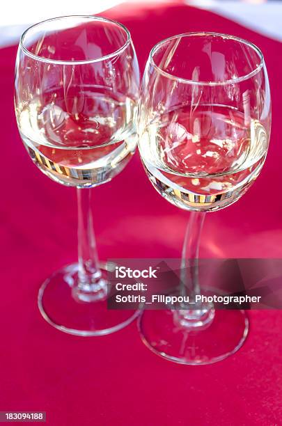 와인 글래스 2개와 기념일에 대한 스톡 사진 및 기타 이미지 - 기념일, 로맨스, 마실 것
