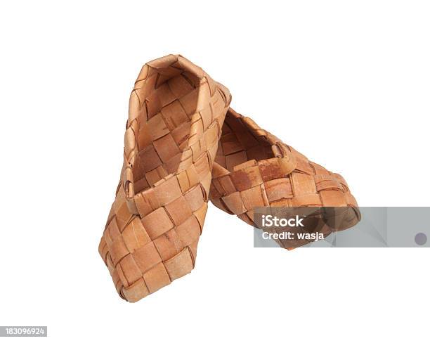 Zapatos Bast Aislado Foto de stock y más banco de imágenes de Aldea - Aldea, Arte y artesanía, Artesanía