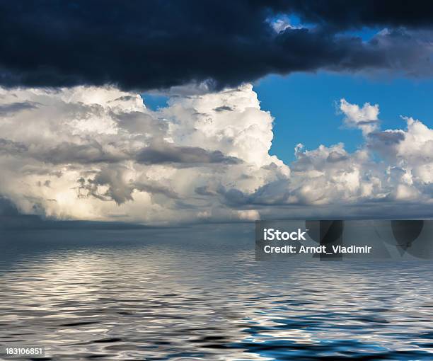 Foto de Sky Refletida Na Água e mais fotos de stock de Azul - Azul, Branco, Camada de Ozônio