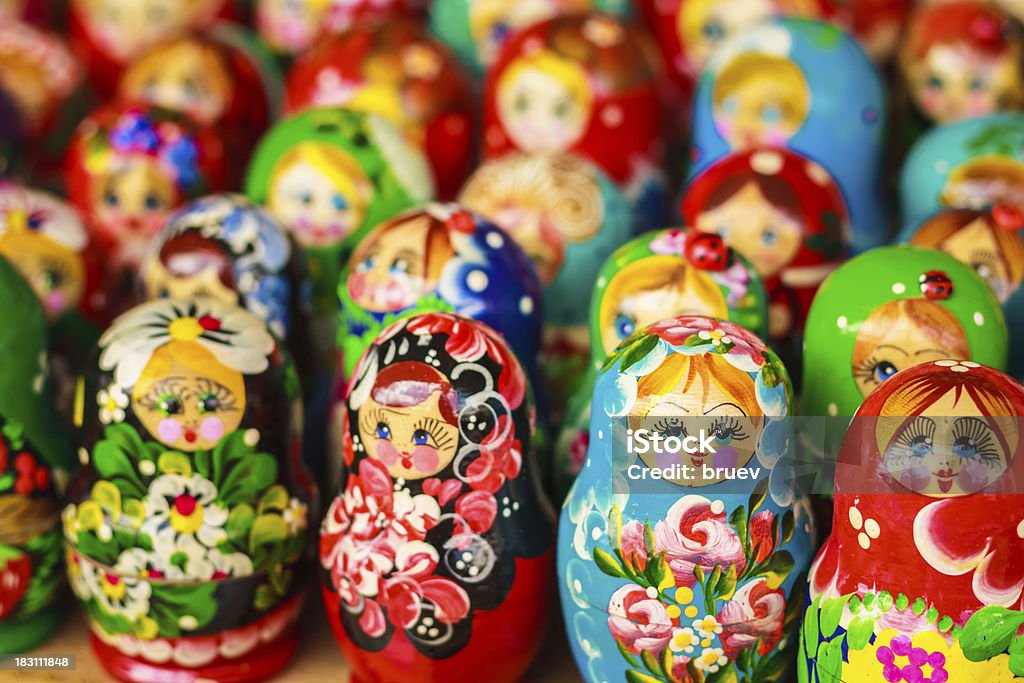 Красочные Russian nesting dolls на рынок - Стоковые фото В ряд роялти-фри