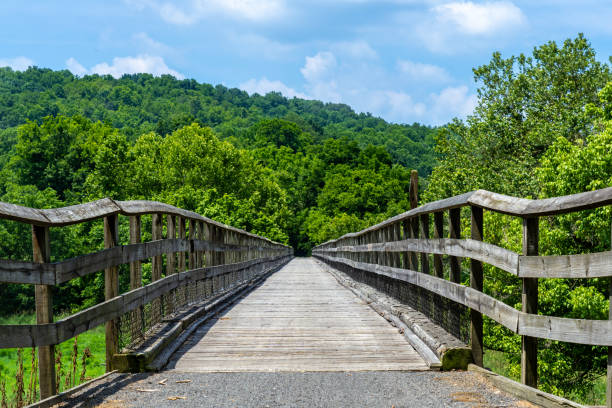 uma longa ponte de madeira na ciclovia para o new river trail state park na virgínia - appalachian trail virginia - fotografias e filmes do acervo
