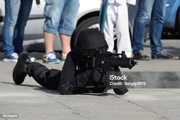 Speciale Della Polizia In Azione - Fotografie stock e altre immagini di Abbigliamento - Abbigliamento, Abbigliamento mimetico, Adulto