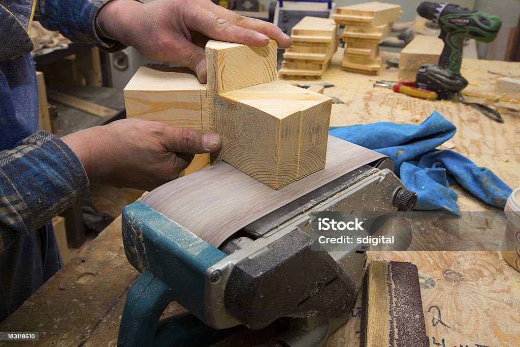 Homme en bois vernis avec sandpaper - Photo de Adulte libre de droits