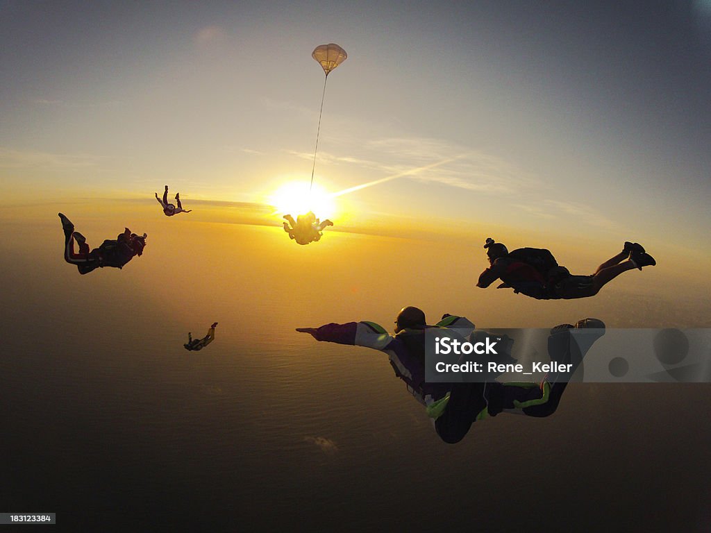 Grupa ludzi skydiving o zachodzie słońca - Zbiór zdjęć royalty-free (Skydiving)