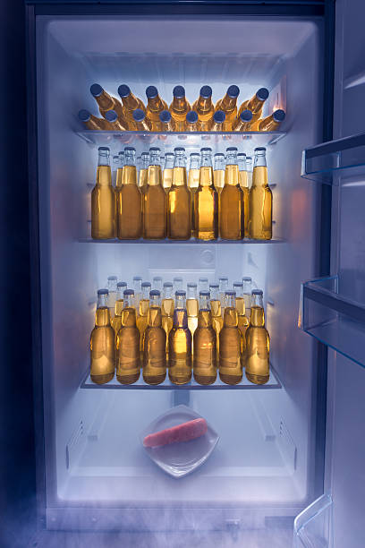 uomo frigorifero - beer bottle beer cold alcohol foto e immagini stock
