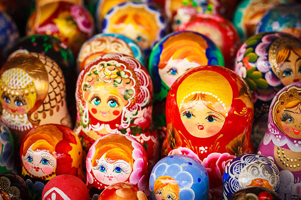 árbol colorido con espacio para la computadora muñecas en el mercado - russian nesting doll nested russian culture toy fotografías e imágenes de stock