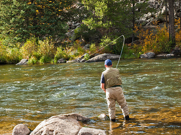 fly fisherman - fly fishing fishing river fisherman fotografías e imágenes de stock