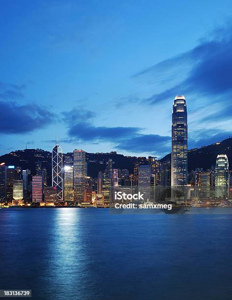 Porto De Victoria Em Hong Kong À Noite - Fotografias de stock e mais imagens de Arquitetura - Arquitetura, Arranha-céu, Banco de Hong Kong e Xangai