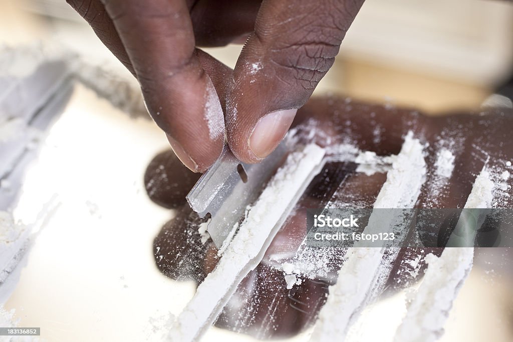 Hombre mano de ascendencia africana corte cocaína fármaco en el espejo. - Foto de stock de Cocaína libre de derechos