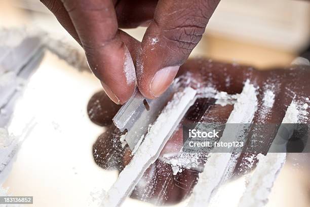 Hombre Mano De Ascendencia Africana Corte Cocaína Fármaco En El Espejo Foto de stock y más banco de imágenes de Cocaína