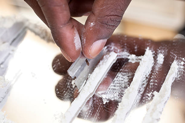 afrykańskiego schodzenia człowiek cięcia prawostronnego kokaina leku na lustro. - cutting cocaine zdjęcia i obrazy z banku zdjęć