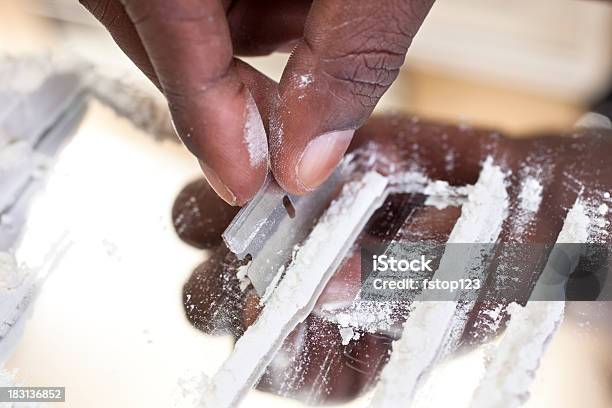 Foto de Homem Africano Descida Lado De Cocaína Drogas No Espelho e mais fotos de stock de Cocaína