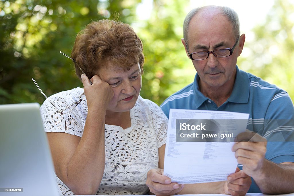 Triste couple senior se plus de factures - Photo de Carte de crédit libre de droits