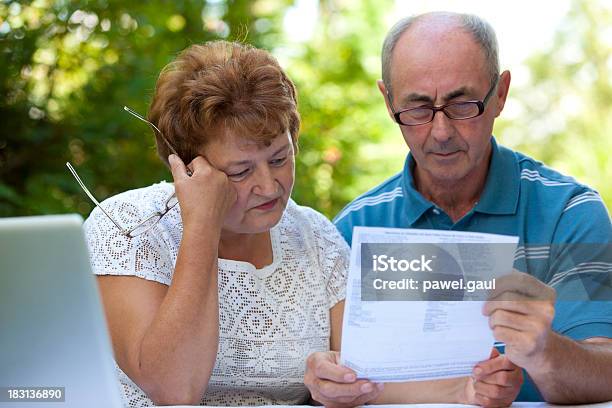 Photo libre de droit de Triste Couple Senior Se Plus De Factures banque d'images et plus d'images libres de droit de Carte de crédit - Carte de crédit, Facture, Relevé bancaire