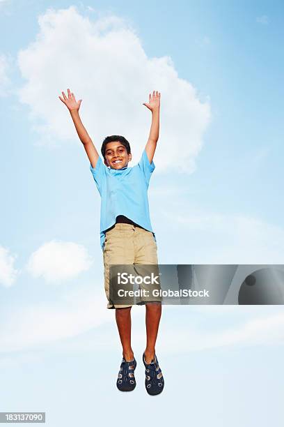 Alegre Rapaz Jovem Saltar Contra O Céu Com Braços Abertos - Fotografias de stock e mais imagens de Alegria