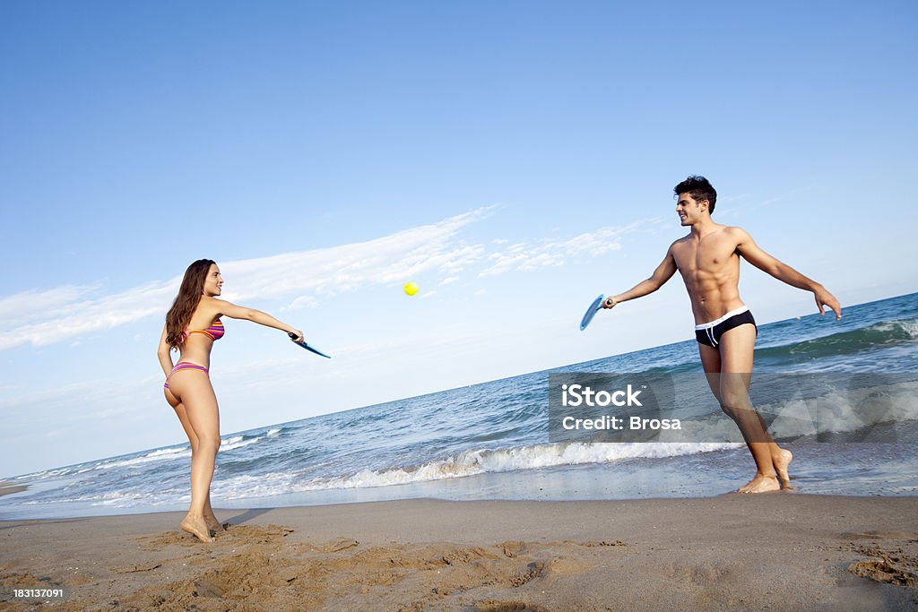 Игра в теннис на пляже - Стоковые фото Пляж роялти-фри