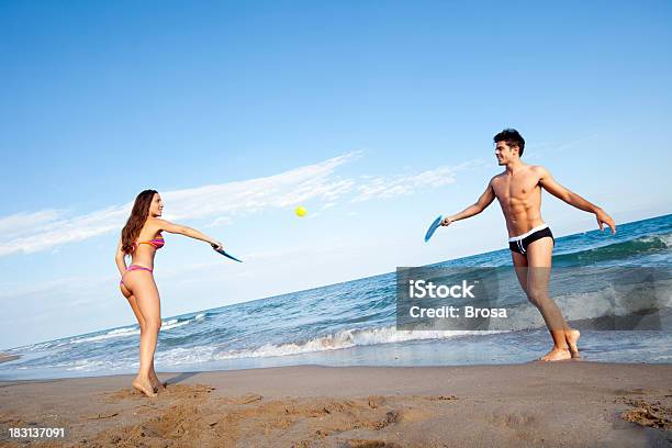 Игра В Теннис На Пляже — стоковые фотографии и другие картинки Пляж - Пляж, Теннис, Ракетка