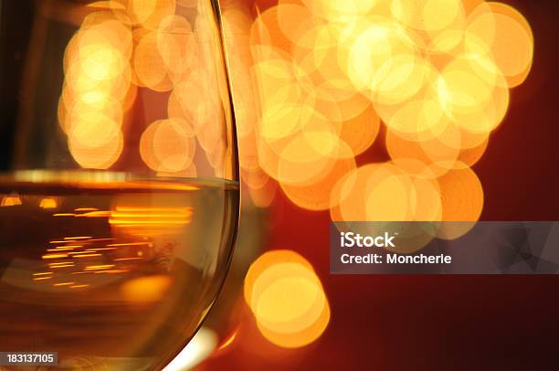 Vino Con Luci Di Natale - Fotografie stock e altre immagini di Alchol - Alchol, Arancione, Arredamento