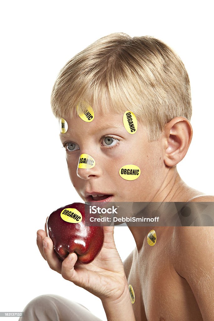 Ребенок ест органического apple аддитивного бесплатно. - Стоковые фото 8-9 лет роялти-фри