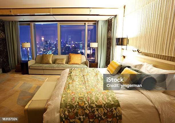 Quarto De Hotel Com Bela Cena Nocturna - Fotografias de stock e mais imagens de Noite - Noite, Néon, Quarto de Hotel