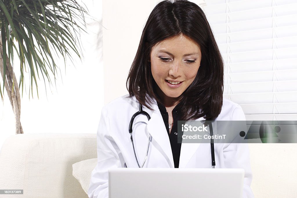 Médica a trabalhar no computador portátil - Royalty-free Adulto Foto de stock