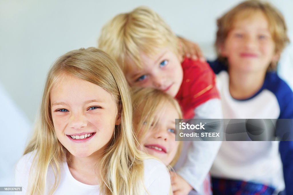 Chica joven con sus hermanos y hermanas de pie en línea - Foto de stock de Actividades recreativas libre de derechos