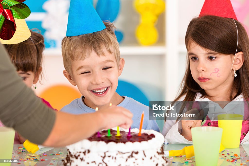 Éclairage bougies sur le gâteau d'anniversaire - Photo de 4-5 ans libre de droits