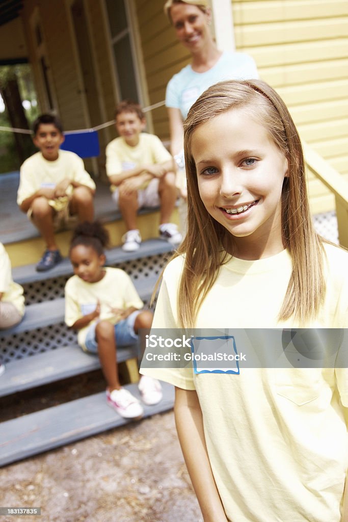 Linda menina com seus amigos em desfoque de fundo - Foto de stock de Adolescente royalty-free