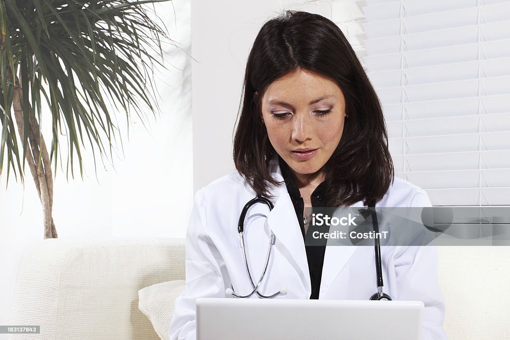 Femme médecin travaillant sur ordinateur portable - Photo de Adulte libre de droits