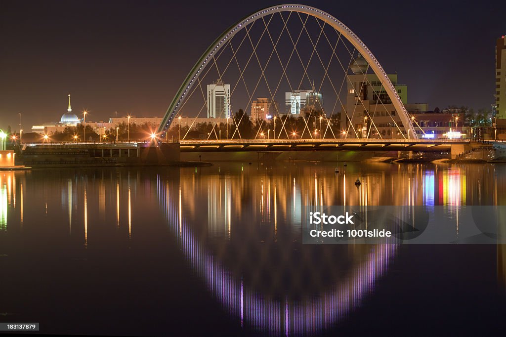 Astaná la noche y al río reflejos - Foto de stock de Nursultán libre de derechos