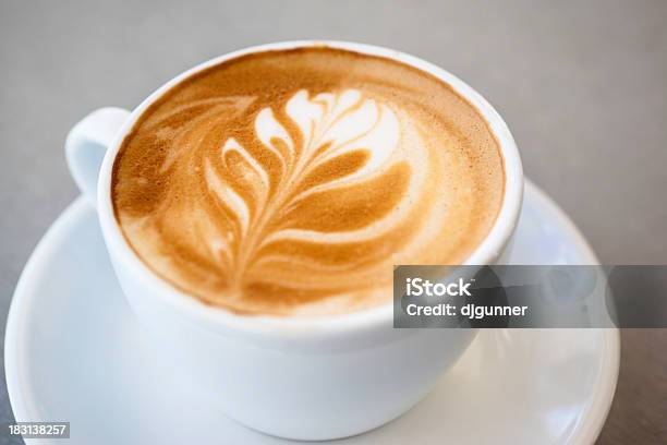 Flat White Kaffee Stockfoto und mehr Bilder von Ansicht aus erhöhter Perspektive - Ansicht aus erhöhter Perspektive, Beige, Braun