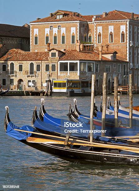 Foto de Estacionados Gôndolas No Grand Canal e mais fotos de stock de Atracado - Atracado, Canal, Casa