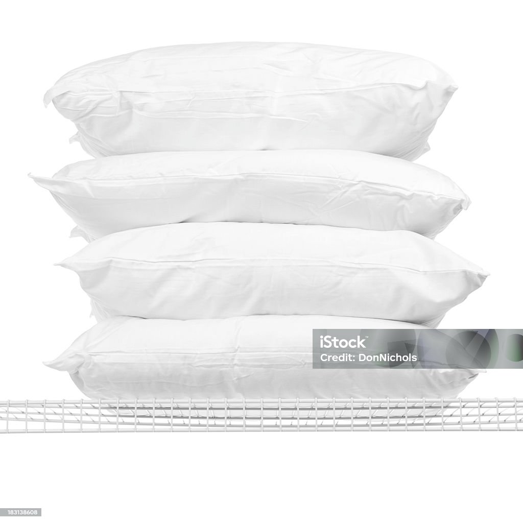 Quatro travesseiros na prateleira - Foto de stock de Travesseiro royalty-free
