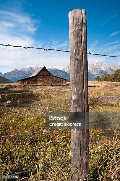 Foto de Mormon Barn E Grand Tetons Visto Através De Muro e mais fotos de stock de Coluna de Madeira - Coluna de Madeira, Antigo, Arame farpado - Arame