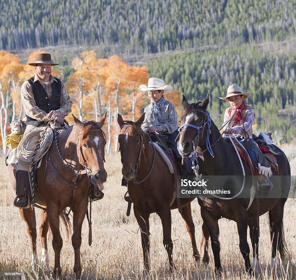 Pai no Cavalo com Dois Filhos jovens a aprender a andar - Royalty-free Estilo de vida saudável Foto de stock