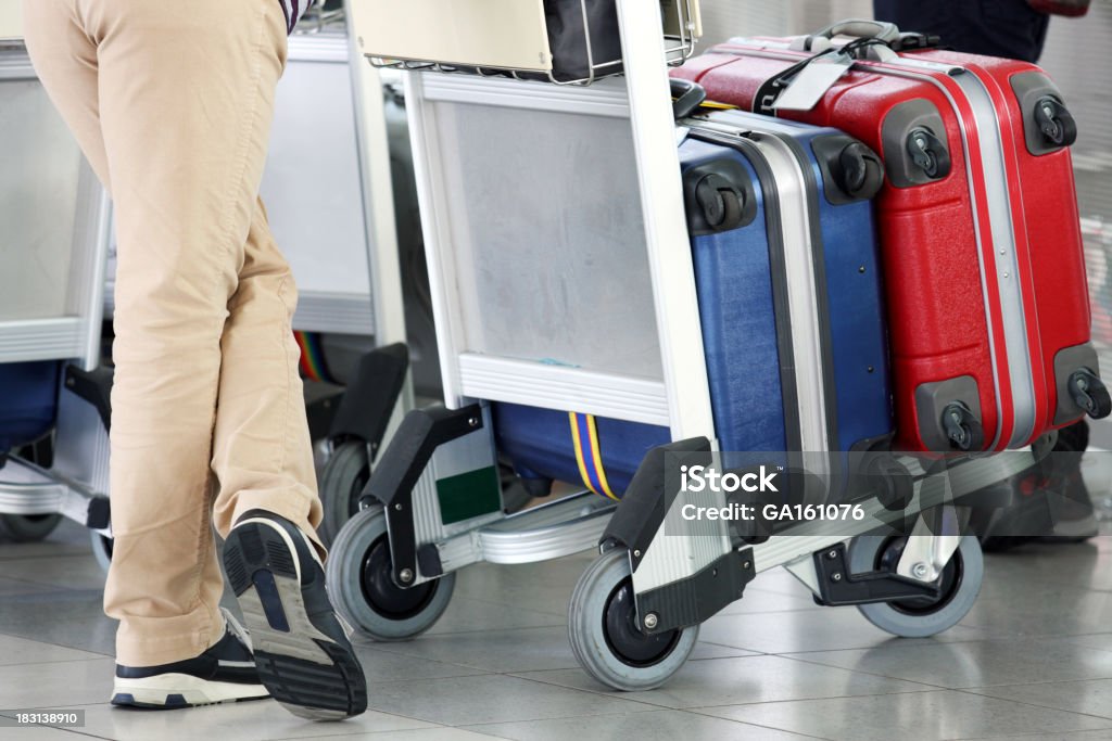 Niektóre kobiety w wózek z bagażem na lotnisku - Zbiór zdjęć royalty-free (Bagaż)