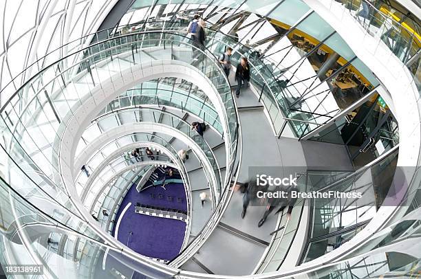 Foto de London City Hall e mais fotos de stock de Escada Caracol - Escada Caracol, Pessoas, Arquitetura
