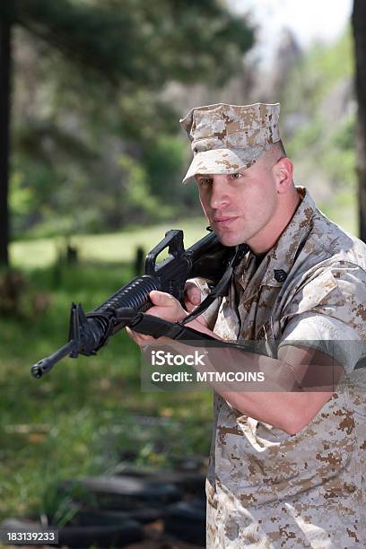 Marine Com Rifle - Fotografias de stock e mais imagens de Adulto - Adulto, Autoridade, Campo Militar