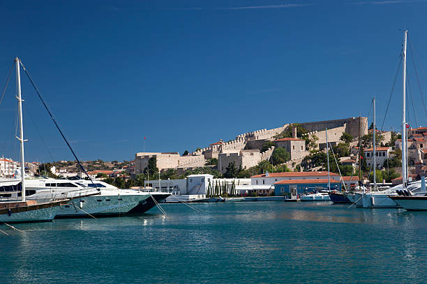 cesme castle, turquía - cesme fotografías e imágenes de stock